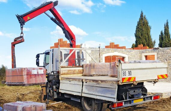 高収入を目指したい方は資材搬入の現場作業員が最適です | 福山市で建設業のお仕事に就きたいならフェニックス